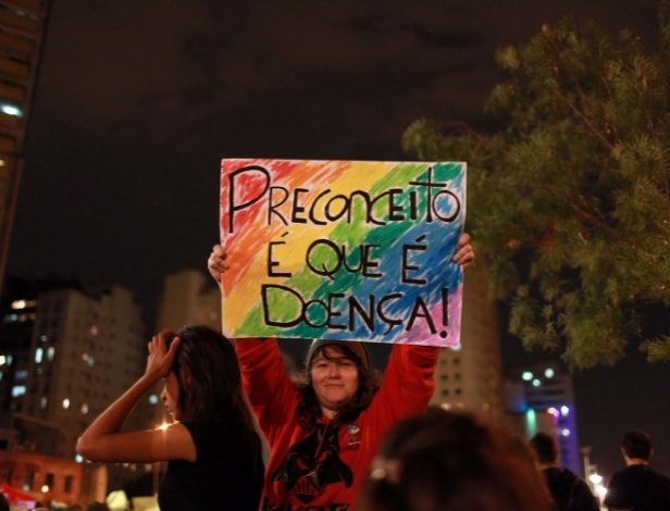 21jun2013---manifestante-carrega-cartaz-na-praca-roosevelt-no-centro-de-sao-paulo-para-protestar-contra-o-projeto-de-lei-conhecido-como-cura-gay-137185